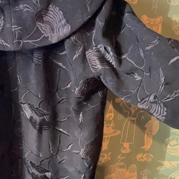 Long black coat with embroidery - Picture 7 of 9